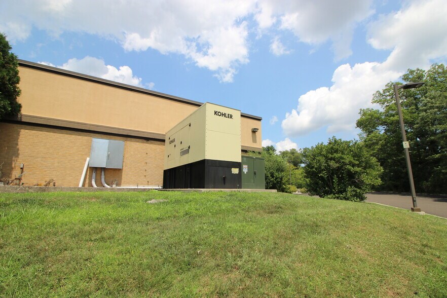 More Photos Of 455 Maryland Dr, Fort Washington Light Manufacturing For Sale