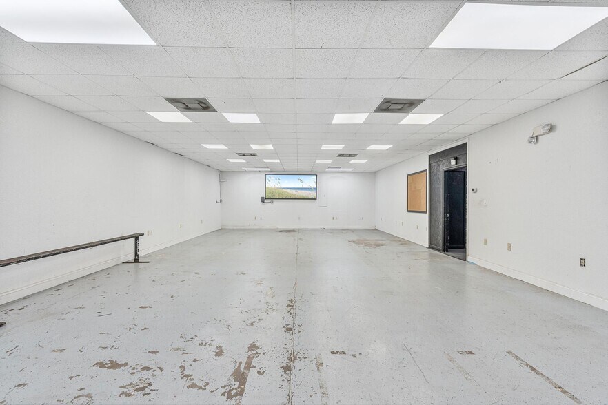 More Photos Of 210 E Palmetto Ave, Longwood Warehouse For Lease