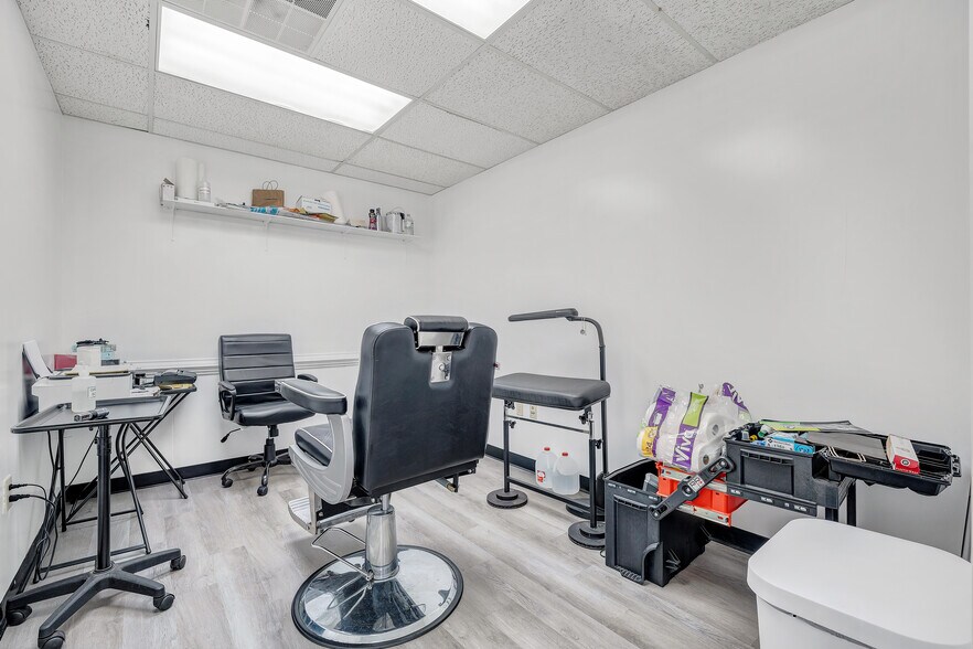 More Photos Of 5306-5346 Peters Creek Rd, Roanoke Showroom For Lease