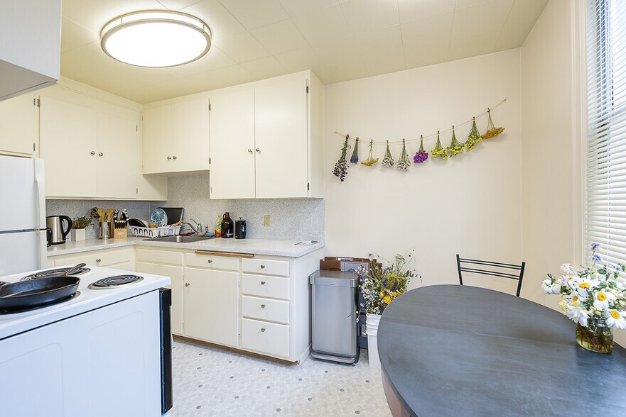 More Photos Of 6700 24th Ave NW, Seattle Apartments For Sale