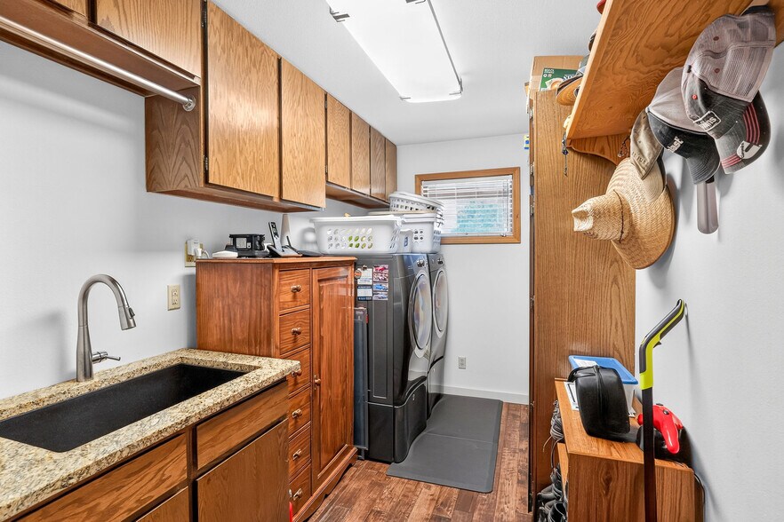 More Photos Of 420-422 Main Street St, Riggins Specialty For Sale