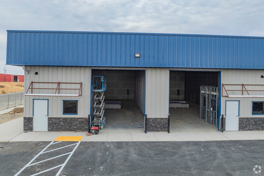 More Photos Of 1200 Montclaire Dr, Ceres Distribution For Lease