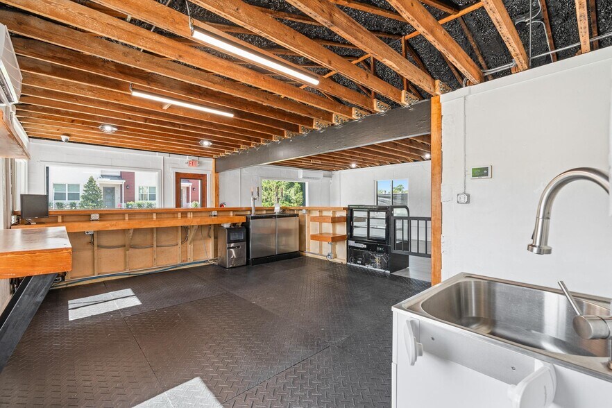 More Photos Of 209 Palmetto Ave, Longwood Restaurant For Lease