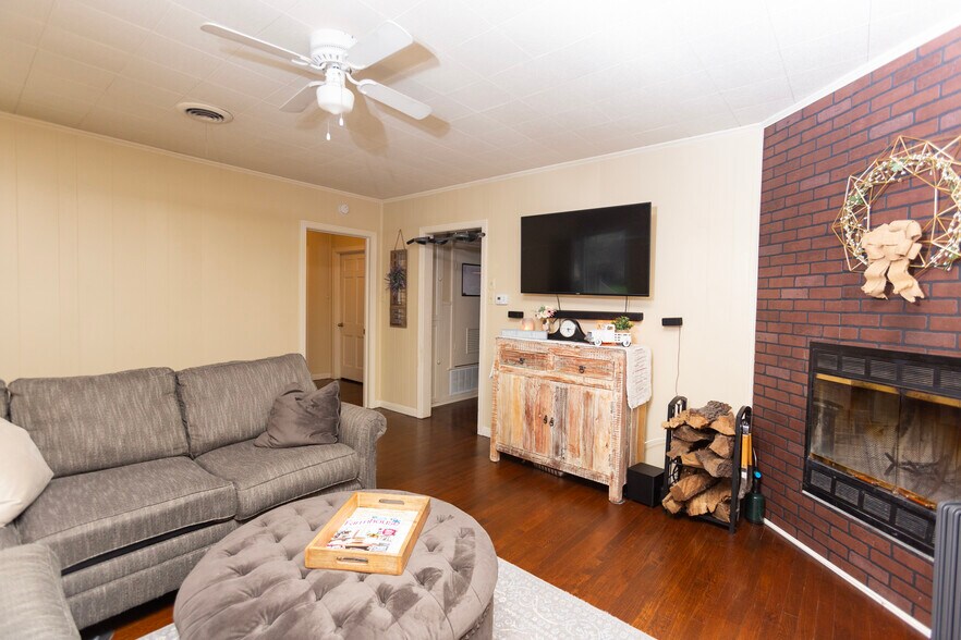 More Photos Of 415 N Main St, Belton General Retail For Sale