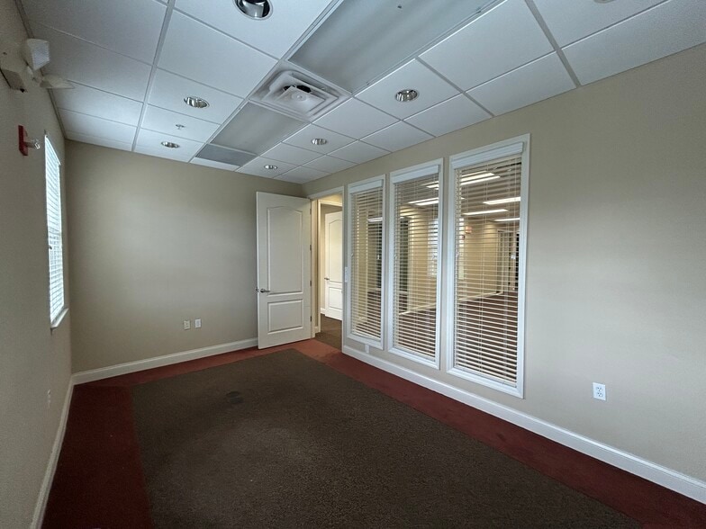 More Photos Of 5601-5605 Marquesas Cir, Sarasota Office For Lease