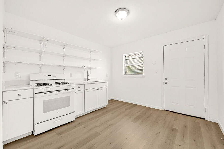 More Photos Of 7442 Evie Ln, Deer Park Showroom For Sale