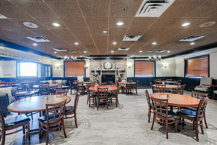 More Photos Of 27W371 North Ave, West Chicago Restaurant For Sale