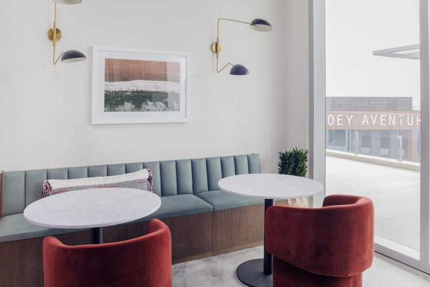 More Photos Of 19505 Biscayne Blvd, Miami General Retail For Lease