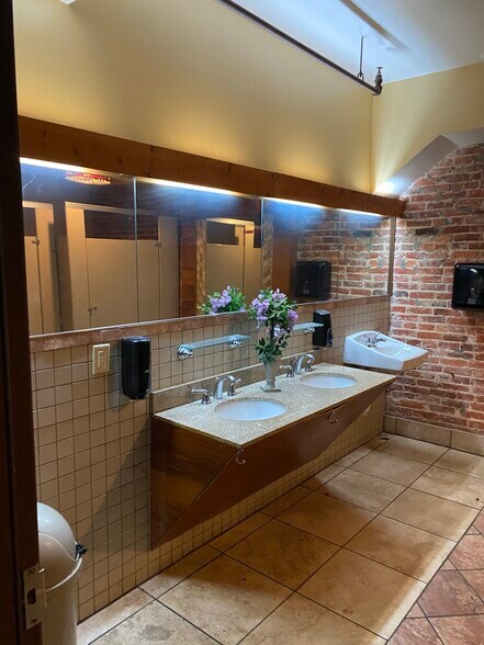 More Photos Of 413 N Charles St, Baltimore Restaurant For Lease