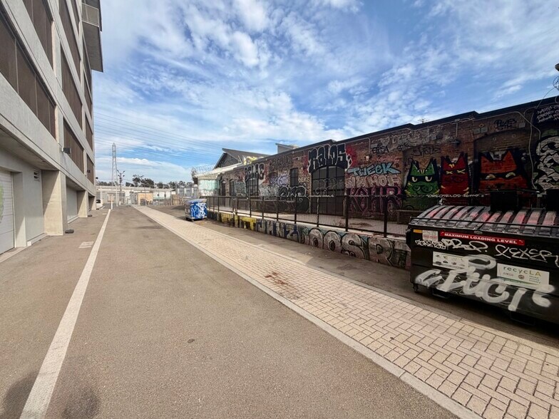 More Photos Of 2143 Bay St, Los Angeles Office For Lease