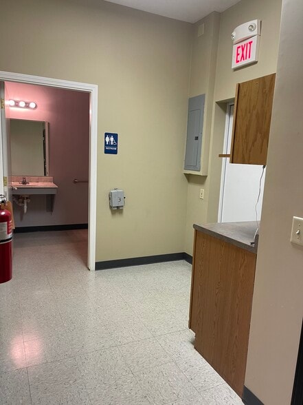 More Photos Of 2585 Eastwood Dr, Columbus Office For Lease