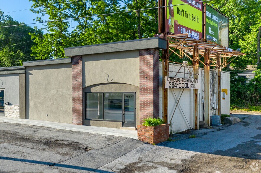 More Photos Of 7801-7811 Shawnee Mission Pky, Overland Park Freestanding For Lease