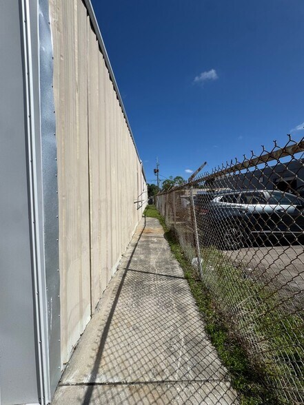 More Photos Of 3160 N 46th Ave, Saint Petersburg Warehouse For Sale