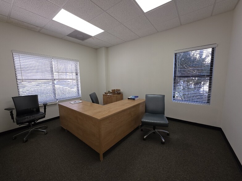 More Photos Of 39 Persimmon St, Bluffton Flex For Lease