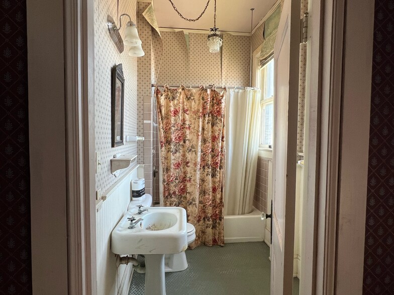 More Photos Of 821 W Broadway St, Muskogee Restaurant For Sale