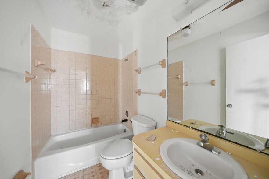 More Photos Of 1261 Beach Rd, Englewood Storefront Retail Residential For Sale