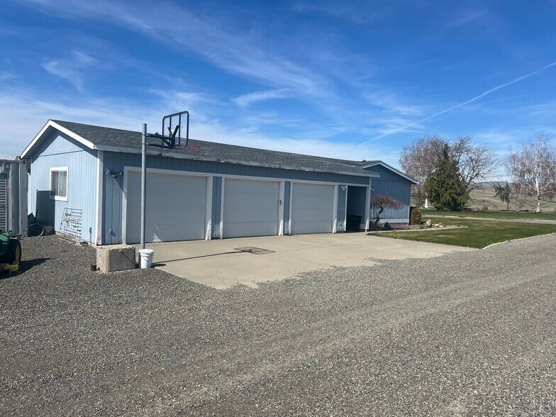 More Photos Of 1400 Lewandowski Rd, Sunnyside Specialty For Sale