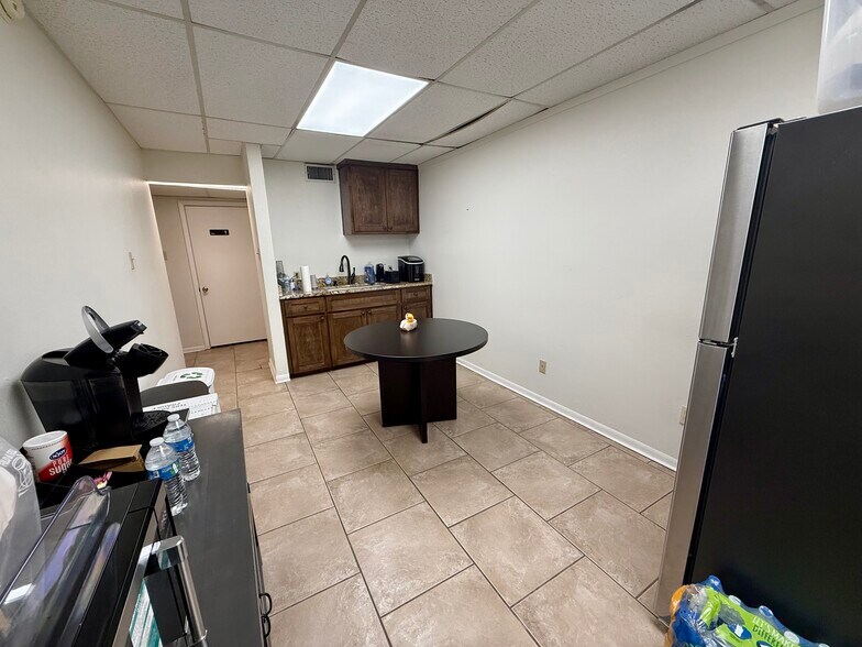 More Photos Of 7410 Leopard St, Corpus Christi Warehouse For Sale