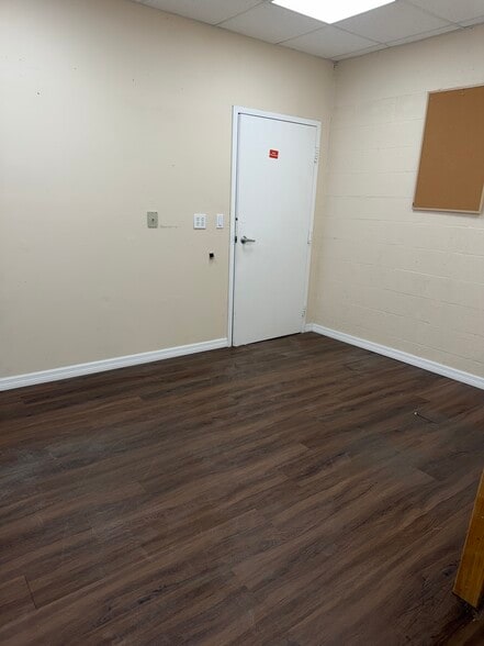 More Photos Of 1076 Business Ln, Naples Showroom For Sale