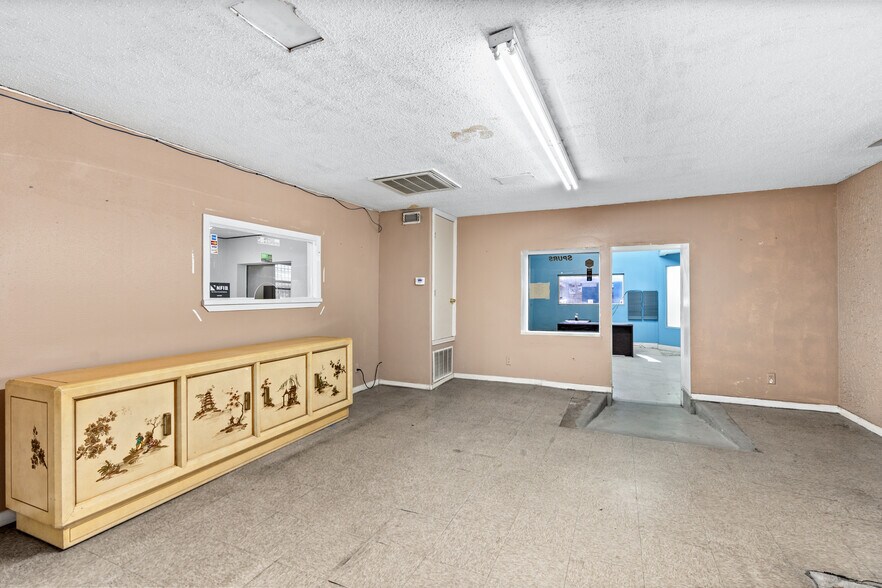 More Photos Of 103 Blanco Rd, San Antonio Auto Repair For Lease