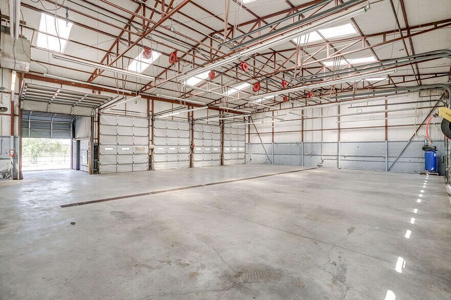 More Photos Of 3040 Ramona Dr, Fort Worth Research And Development For Lease