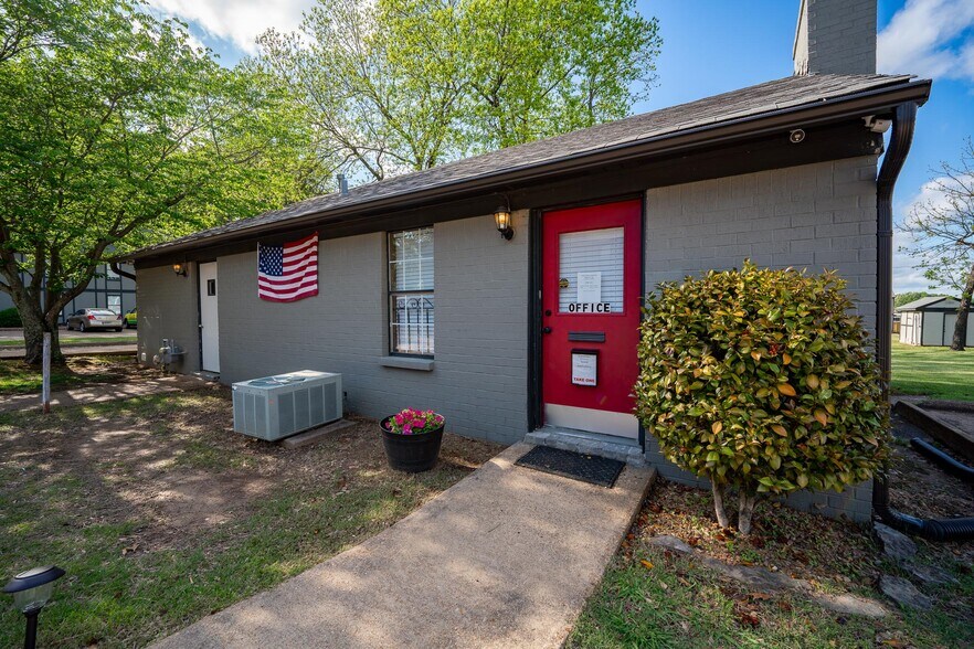 More Photos Of 1906 W Matthews Ave, Jonesboro Apartments For Sale