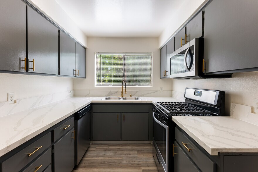 More Photos Of 11425 Tiara St, North Hollywood Multifamily For Sale