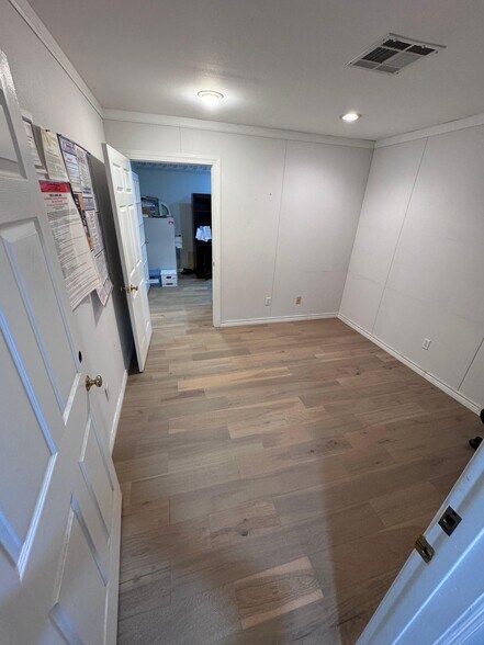 More Photos Of 1004 Spring Cypress Rd, Spring Showroom For Sale