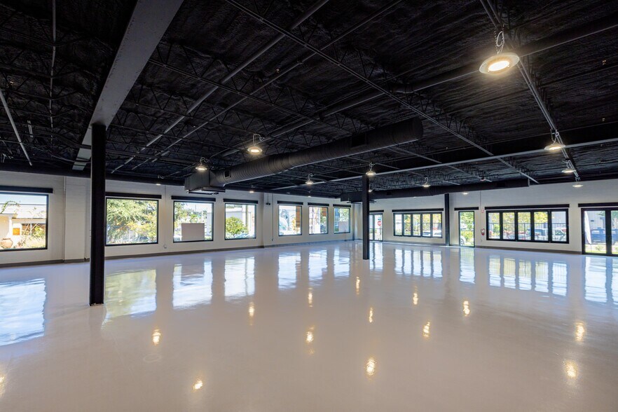 More Photos Of 2200 2nd Ave S, Saint Petersburg Flex For Lease