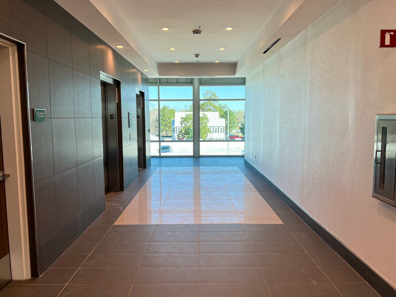 More Photos Of 400 W Davis St, Conroe Office For Lease