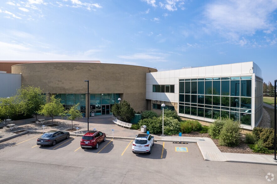 More Photos Of 2-10 Smed Ln SE, Calgary Distribution For Lease