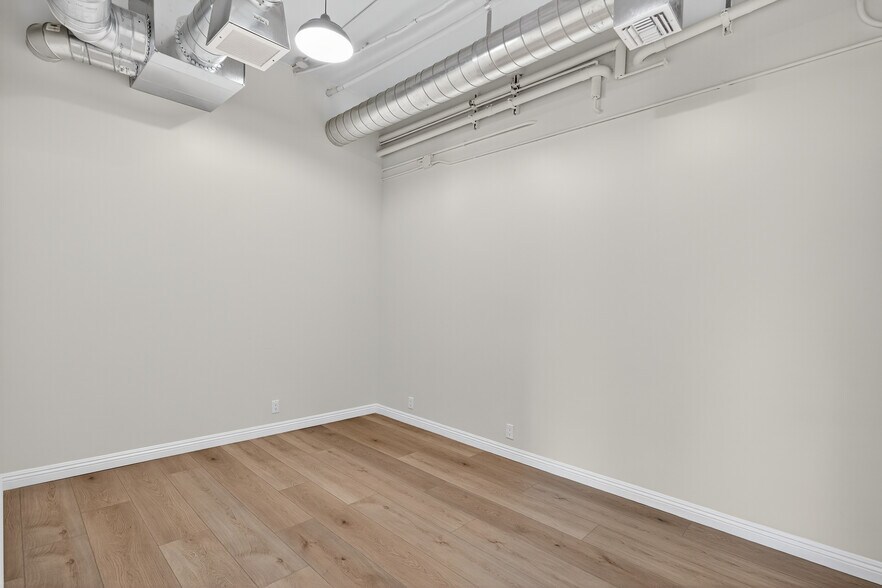 More Photos Of 10999 Riverside Dr, North Hollywood Loft Creative Space For Lease
