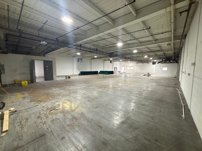 More Photos Of 315 N 9th St, St Charles Distribution For Lease