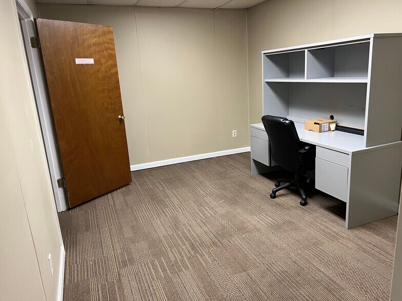 More Photos Of 949 Carl Vison Parkway, Centerville Light Distribution For Lease