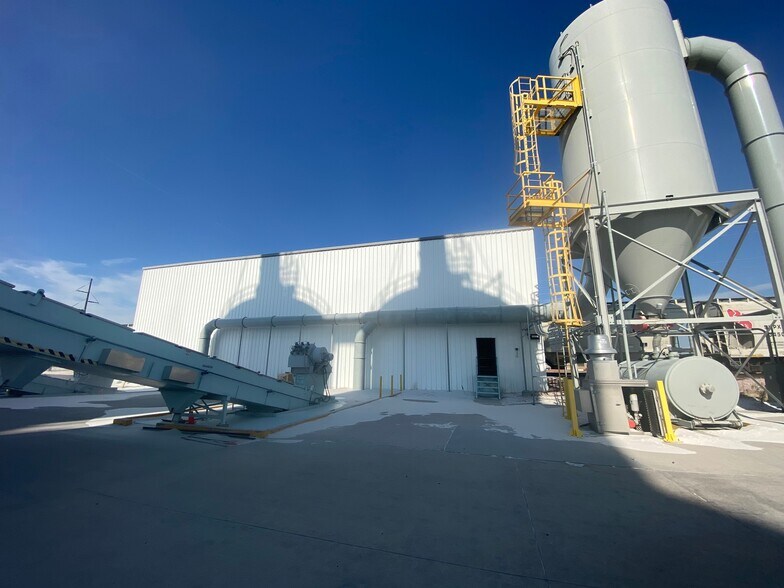 More Photos Of 31005 Great Western Dr, Windsor Manufacturing For Sale