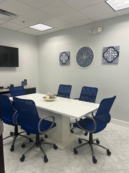 More Photos Of 13538 Village Park Dr, Orlando Office Residential For Lease