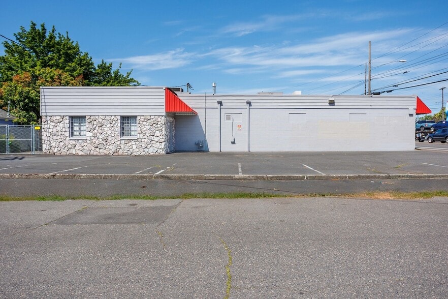 More Photos Of 10234 NE Glisan St, Portland Freestanding For Lease