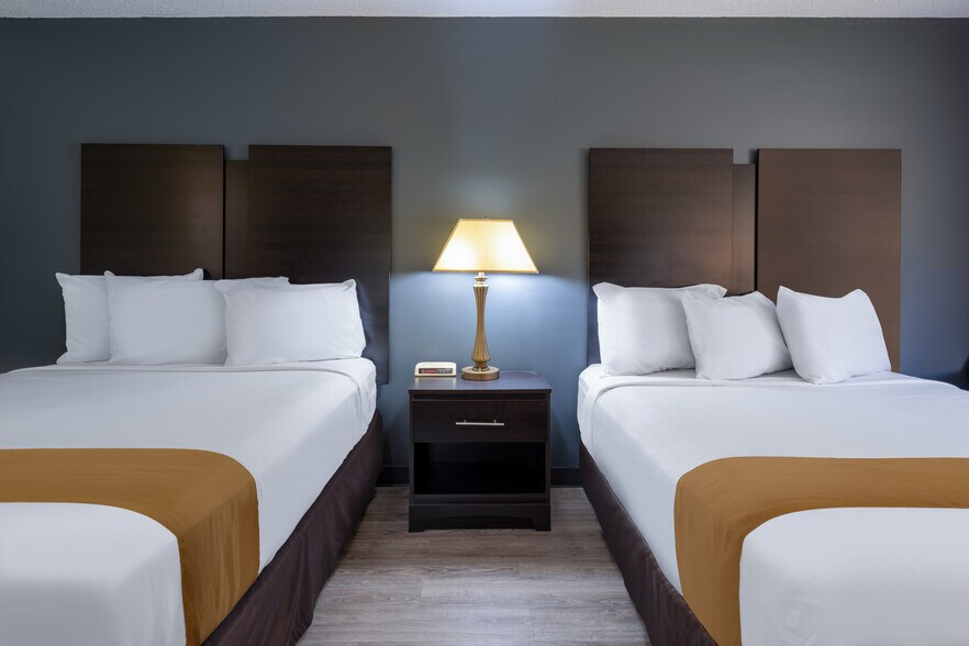 More Photos Of 200 S Pine Ridge Ave, Merrill Hotel For Sale