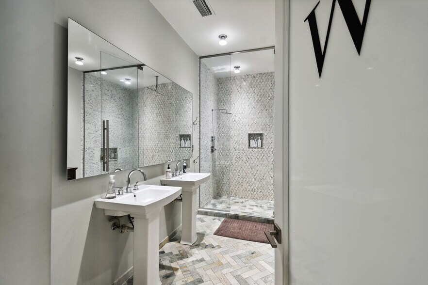 More Photos Of 3330 W Cypress St, Tampa Office For Sale