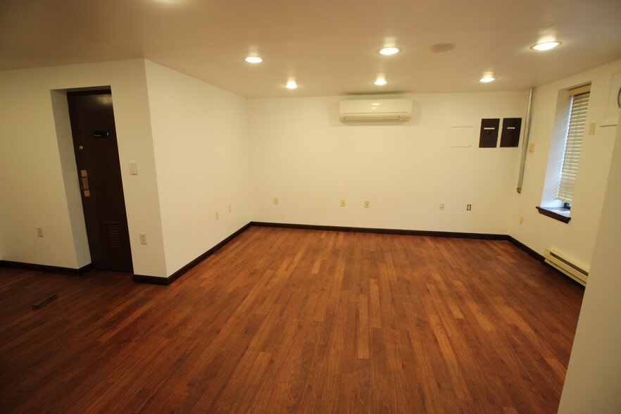 More Photos Of 1458 County Line Rd, Huntingdon Valley Flex For Sale