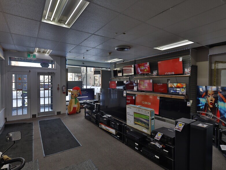 More Photos Of 330 Rue Principale, Granby Flex For Sale