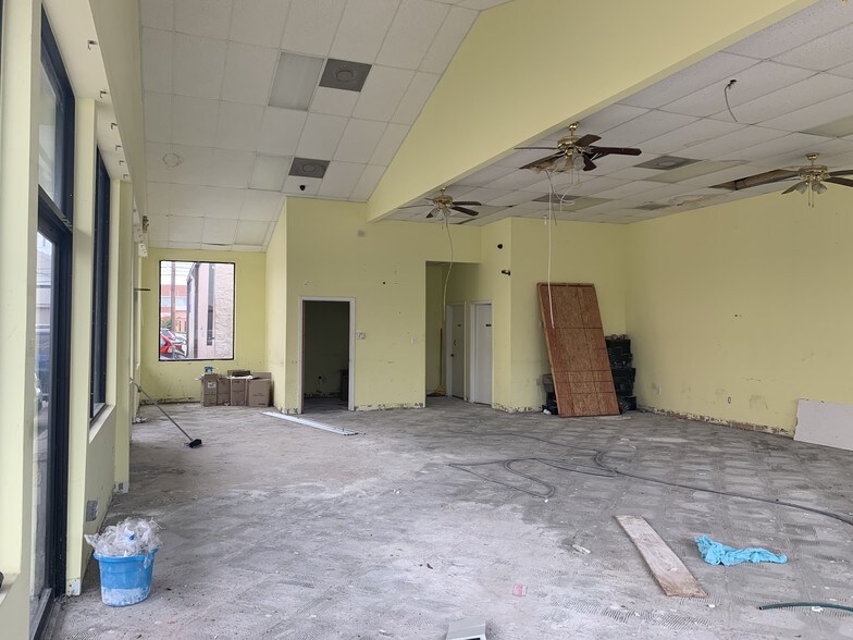 More Photos Of 5506 Bellaire Blvd, Houston Unknown For Lease