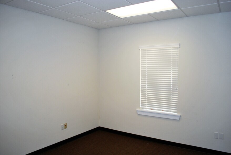 More Photos Of 404 W Air Park Dr, Muncie Medical For Sale