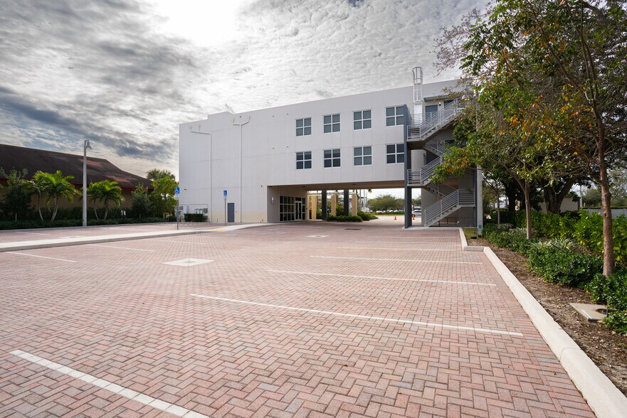 More Photos Of 4640 S University Dr, Davie Medical For Sale