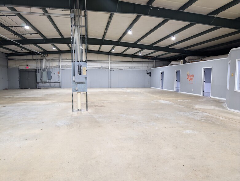 More Photos Of 608 E Booth Rd, Searcy Light Manufacturing For Lease