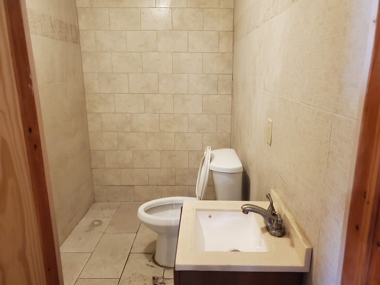 More Photos Of 163 Imlay St, Brooklyn Warehouse For Lease