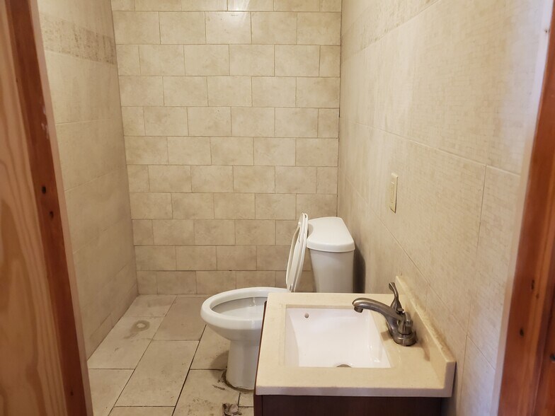 More Photos Of 163 Imlay St, Brooklyn Warehouse For Lease