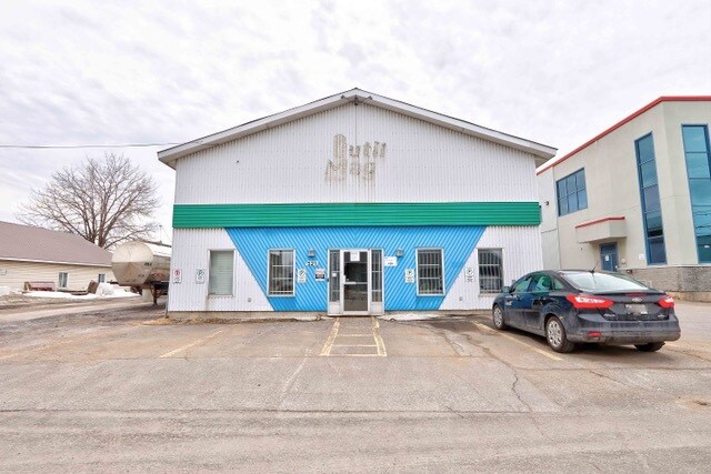 More Photos Of 521 Rue Des Érables, Trois-Rivières Manufacturing For Sale