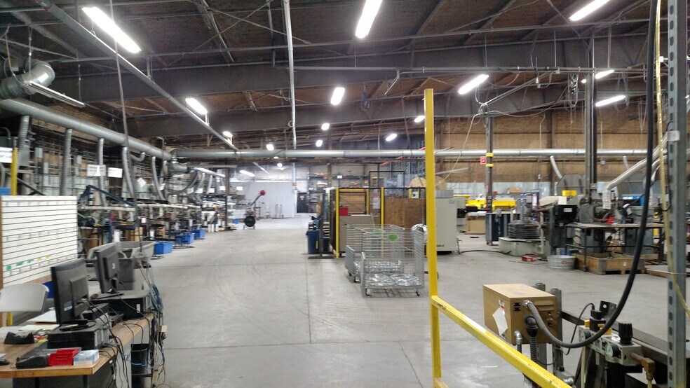 More Photos Of 5564 N 152nd St, Hugo Warehouse For Lease