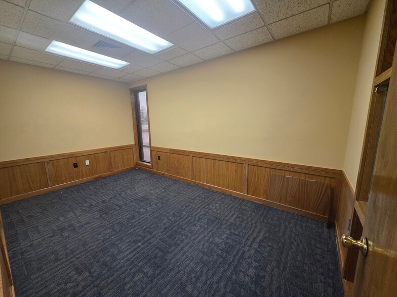 More Photos Of 401 N 2nd St, Rogers Office For Lease